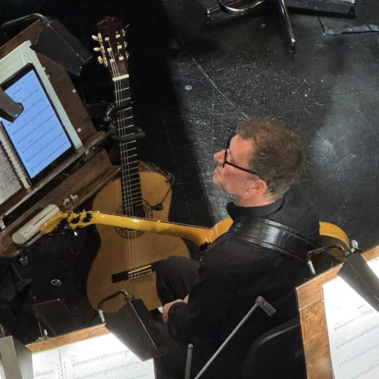 Edi Köhldorfer mit Instrumenten im Orchestergraben